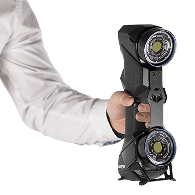 Scanner 3D Creaform Black Elite tenu par un homme