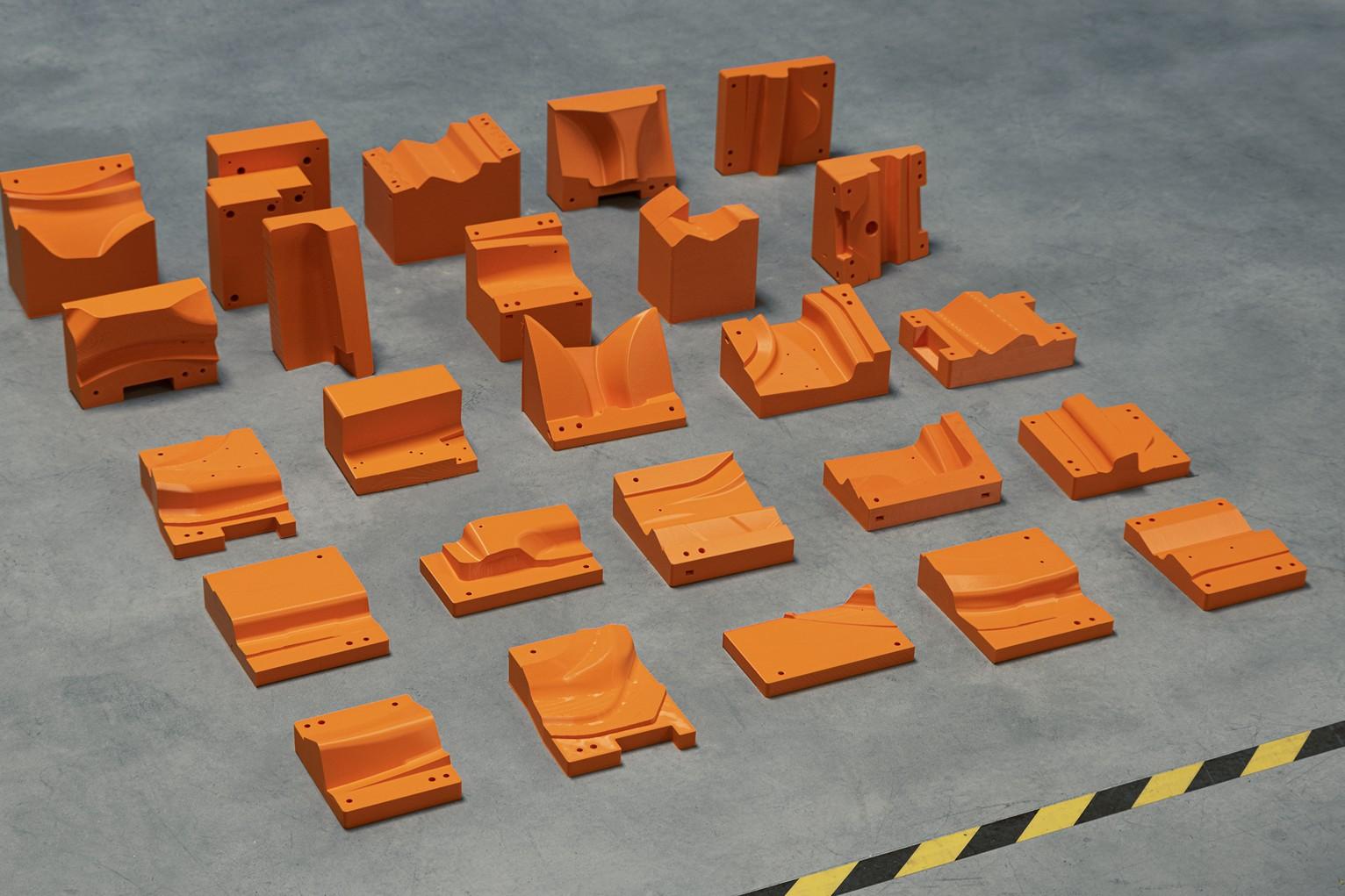 Lot de pièces oranges imprimées en 3D