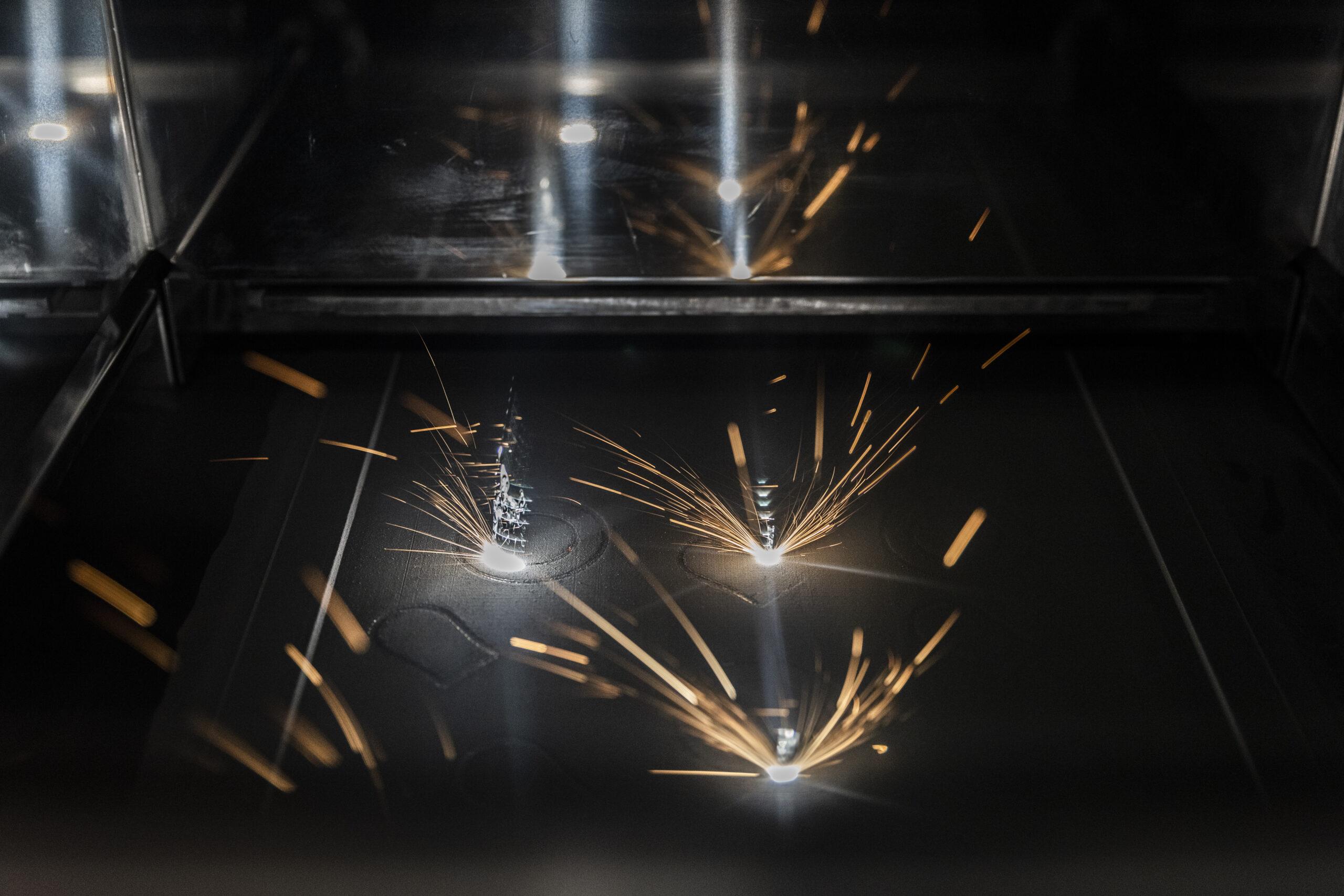 photo-laser-001 Passage d'un faisceau laser sur un lit de poudre pour imprimer des pièces en 3D