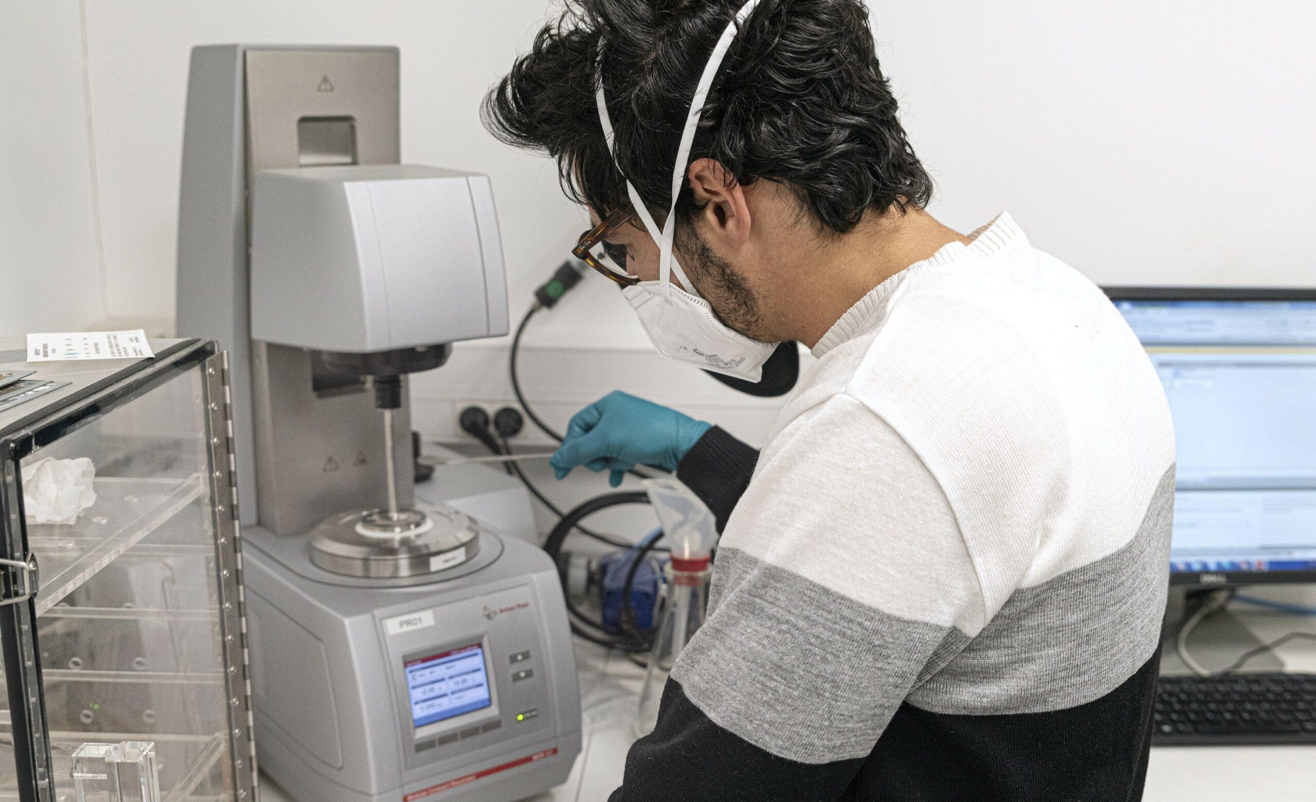 Opérateur réalisant une mesure dans un laboratoire