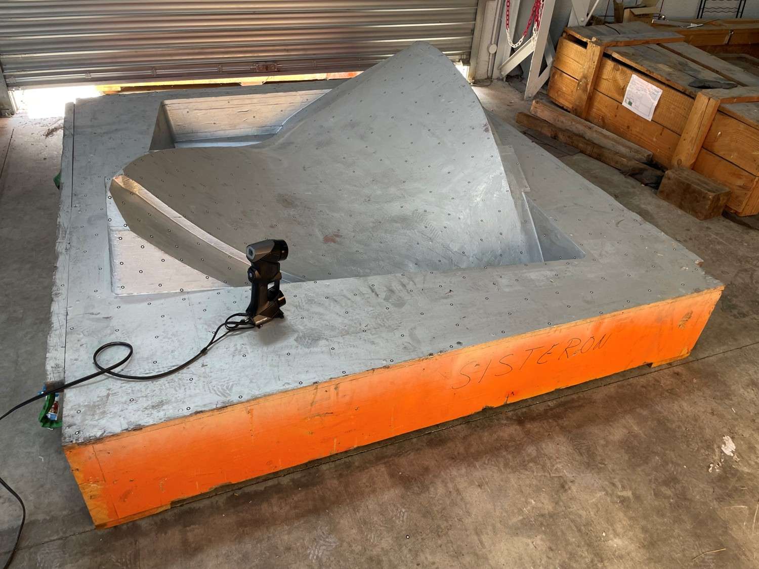 Scanner 3D posé sur un gros outillage en bois pour créer son modèle 3D